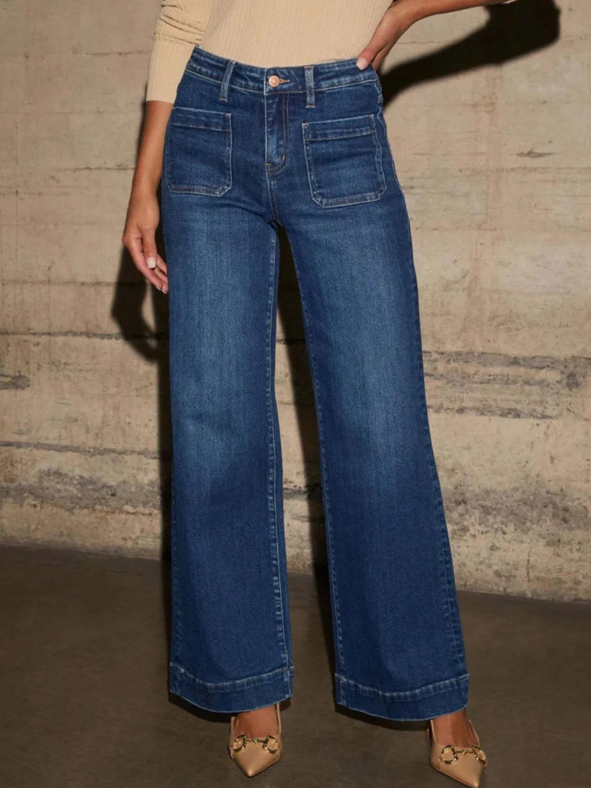 Washington DC Outfits: 11 Stylish Ideas for Your Trip 8 Wide leg blue denim jeans paired with a beige top and pointed heels.